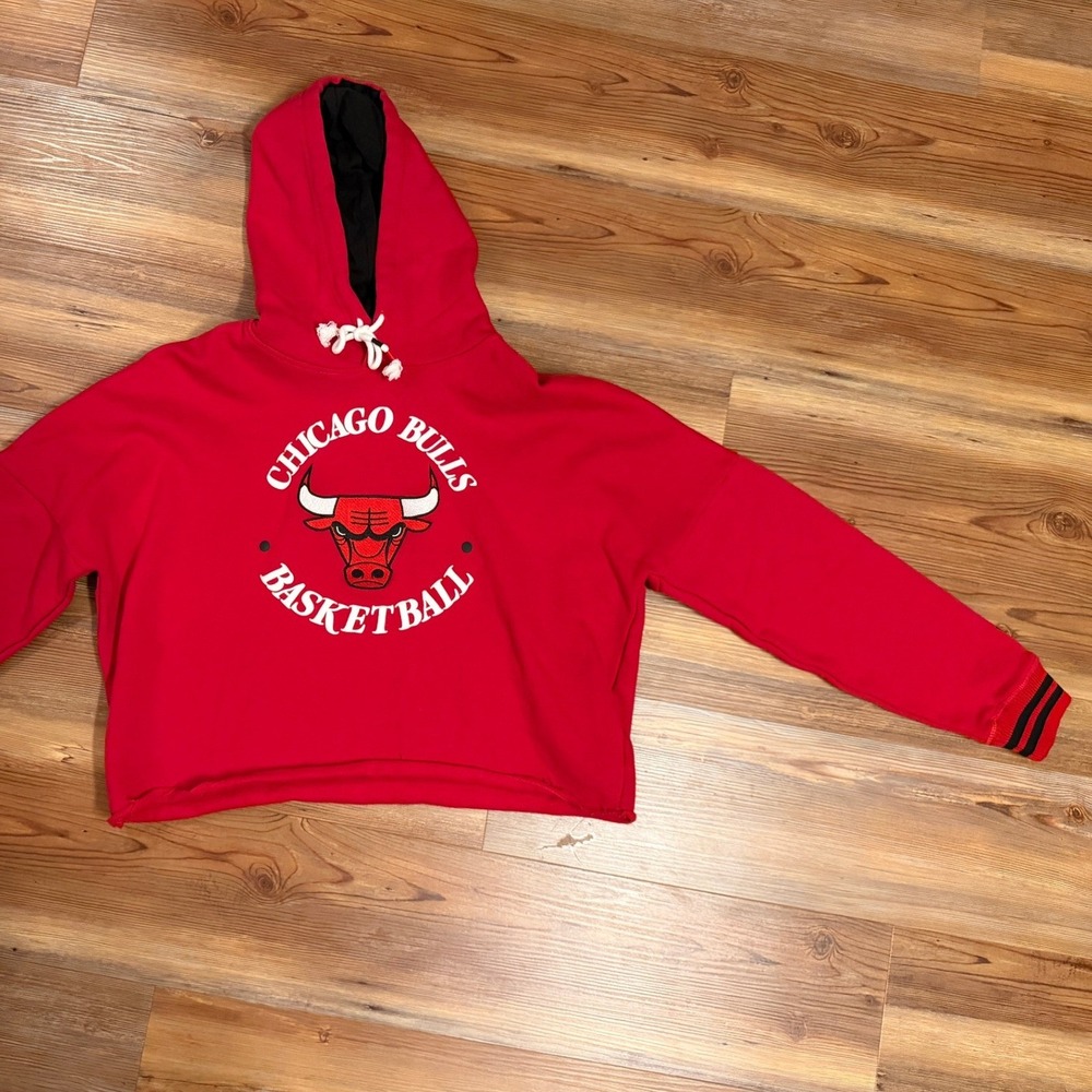New Era Chicago Bulls Cropped Hoodie Red Womens Medium NBA Basketball Sweatshirt